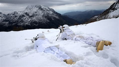 JÖH'lerden 2 metreyi bulan karda operasyon - Son Dakika Haberleri