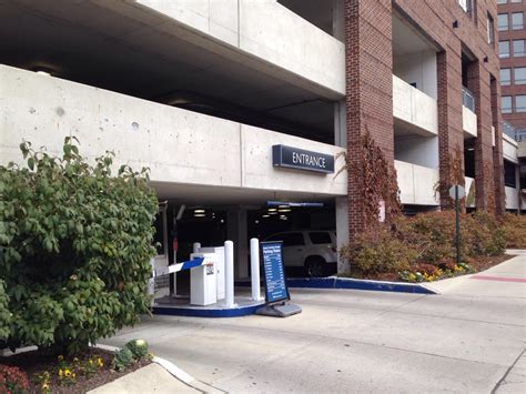 Parking at a lot or in a garage in downtown Columbus will typically cost you $10-$20 on a weekday or $5-$10 on a weekend. On-street parking costs range from $0.40 to $1 per hour depending on the area and the maximum stay is restricted to just a few hours in downtown and up to 12 hours on the outskirts of the city.. 