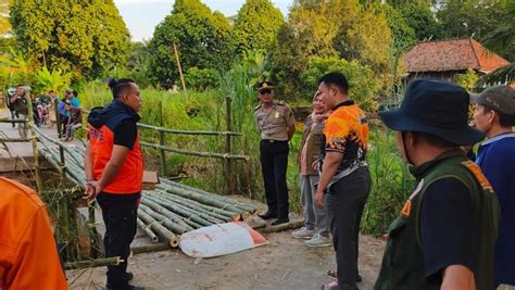 Jembatan di Ogan Ilir Putus Diterjang Arus, Polisi-Warga ... - detikcom - raincitystudios.com