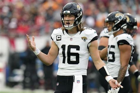 Jaguars QB Trevor Lawrence leaves with shoulder injury after clearing protocol to play vs. Bucs