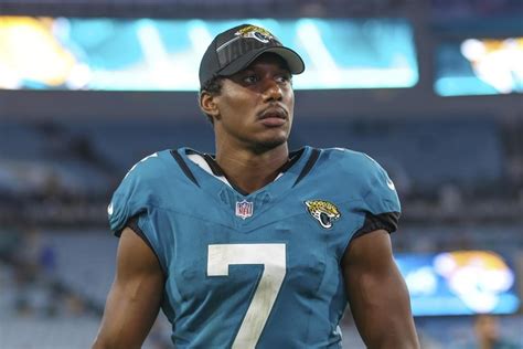 Jaguars WR Zay Jones scratched mother of his child during custody argument, police report says