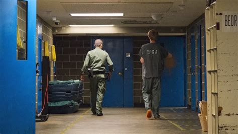 5 lug 2023 ... BELLINGHAM, Wash. - Authorities say an inmate with a history of attacking officers and trying to slip from custody was busted again Tuesday .... 