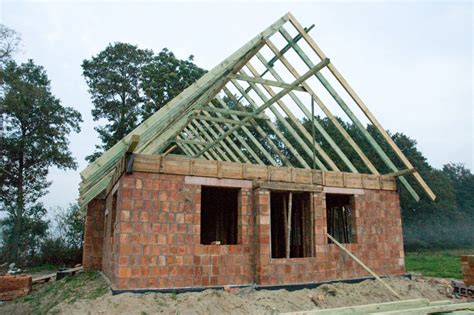 Budowa domu – etapy. Postawienie domu przebiega w pięciu krokach: zakup działki budowlanej, wybór projektu domu, dopełnienie formalności związanych z budową …