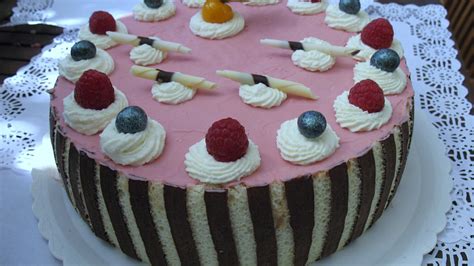 Jak udělat růžovou polevu na dort?