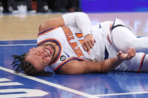 Jalen Brunson’s ‘sore foot’ gets more concerning after he limps off in Knicks’ loss to Kings