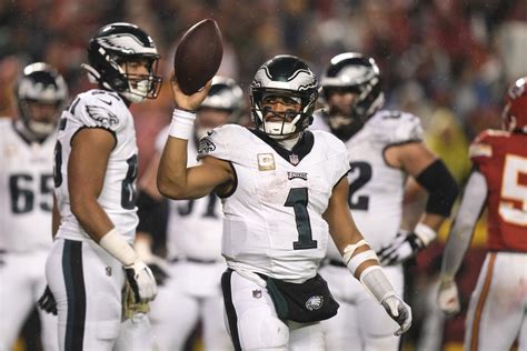 Jalen Hurts leads second-half rally as Eagles beat Chiefs 21-17 in Super Bowl rematch