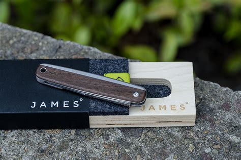 James brand. The Ellis Slim is available in both straight-bladed and serrated versions, and comes with either G10 or aluminum scales (handles). It features the same Swedish Sandvik 12C27 steel that we feature on the standard Ellis and Elko, and comes with a deep-carry wire clip as well as our All-Things scraper, flat-head screwdriver and pry bar. 