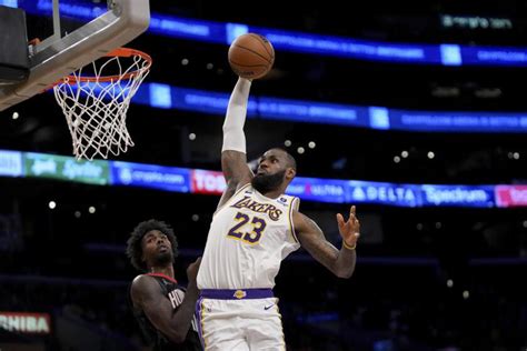 James scores season-high 37, hits go-ahead free throw as Lakers hold off Rockets 105-104