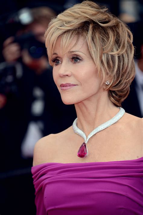 Jane fonda current hair. List 10 of Jane Fonda’s favorite hairstyles. Jane Fonda’s jagged cut layered hairdo. (Images: MediaPunch) The flicks of this hairstyle sit out nicely to make this beautiful shape, thanks to the jagged cuts in the layers throughout. You just need a strong hold product, and you can recreate this look on just about any hair type. 
