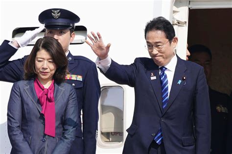 Japan’s prime minister visits Manila to boost defense ties in the face of China’s growing aggression