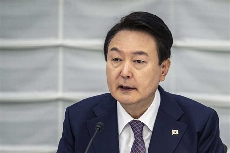 Japan PM praises SKorea leader; biz groups vow to boost ties