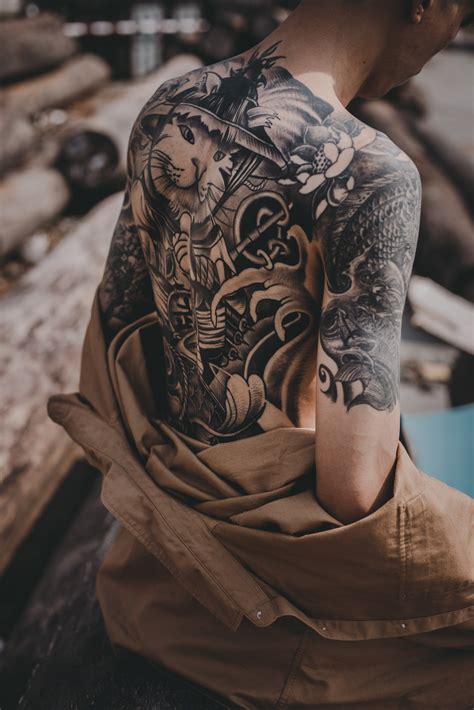 Japanese tattoo artist. Rules for Neo Traditional tattoos: 1. Keep colors to a more muted palette and make sure your blends are ultra-smooth. 2. Focus on clean line work and use 2-3 different line weights. Thinner line work should be used for details and bold lines can be used for the outline and main elements. 3. 