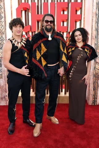 Изображение для новости: Jason Momoa Supported by His 2 Kids in Matching 'Family Capes' and ...