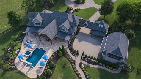 Jason aldean lake house georgia. In 2017 Jason Aldean put his Blackjack Ridge Farm for sale for $4.6M. The 4,000 square-foot home sits on 1,400 acres in Centerville, Tenn. Jason Aldean's wife, Brittany Aldean, turned to social ... 