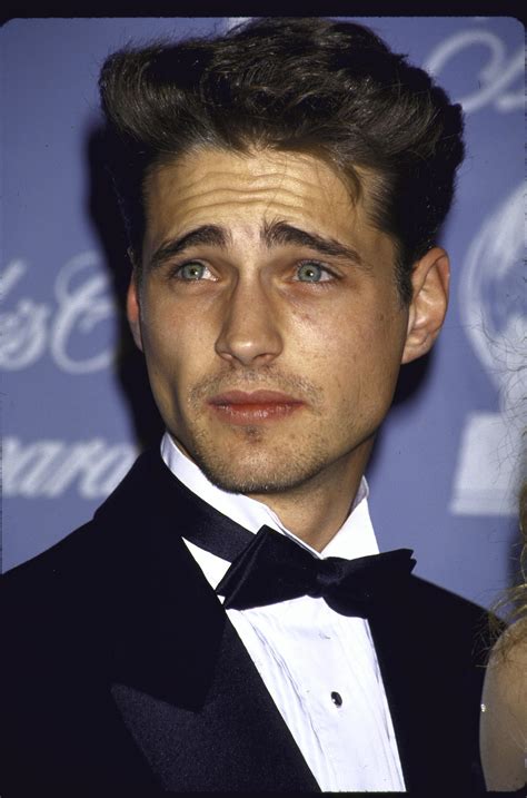 Jason priestly. Jason Priestley became famous when he joined Beverly Hills, 90210.He was born on August 28, 1969, in North Vancouver, British Columbia. His mother is Sharon Kirk, a former acting coach, and actress that influenced him in pursuing an acting career. 