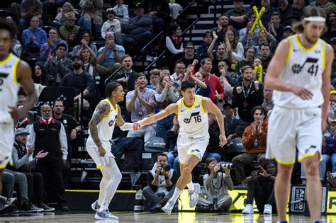 Jazz use big 4th quarter to rally past Pelicans, 105-100