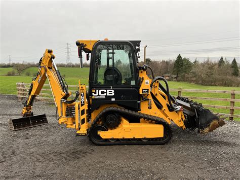 The 1CXT, like all backhoe loaders has two work zones. A swivelling seat allows the operator to simply move between loader and excavator. Single side door ensures easy access to the 1CXT, compared to a conventional compact track loader. Wheeled loader style servo controls and JCB's pioneering servo drive controls.. 