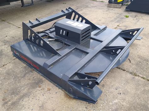Requires a case drain. 5"-12" cut capacity, 4 solid blade it can cut bushes and branches ! 1/4’’ deck with sides reinforced with 3/8’’ AR400. 4x bi-directional blades made with 5/8” AR400. 1/2″ double round blade holder. Click here to see other skid steer brush cutter. Gear oil: 80W-90 gear lubricant.. 