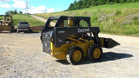 The 318D’s tipping load capacity is 1,634kg (3,600 lb.). 
