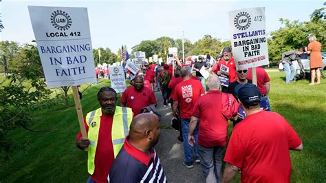 Jeep maker Stellantis makes a new contract offer as auto workers prepare to expand their strike