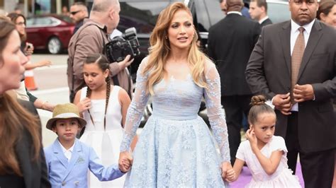 Jennifer Lopez desearía poder proteger a sus hijos de tener padres famosos