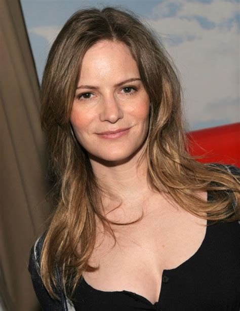 Jennifer Jason Leigh has an admirable physique that makes her look marvelous in both casual and extravagant clothing. Her height is 5 feet 3 inches or 160 cm (1.60 m), and she weighs 52 kg or 115 pounds. The Hateful Eight star made headlines for dropping down to about 40 kg or 90 pounds for her role in Georgia.. 