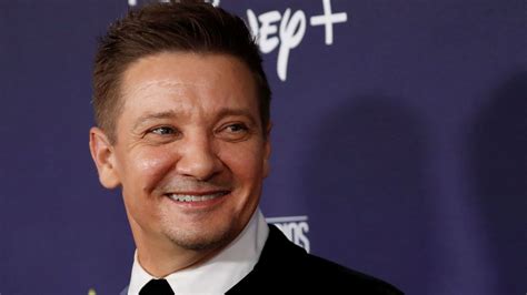 Jeremy Renner shows off strides in recovery on treadmill