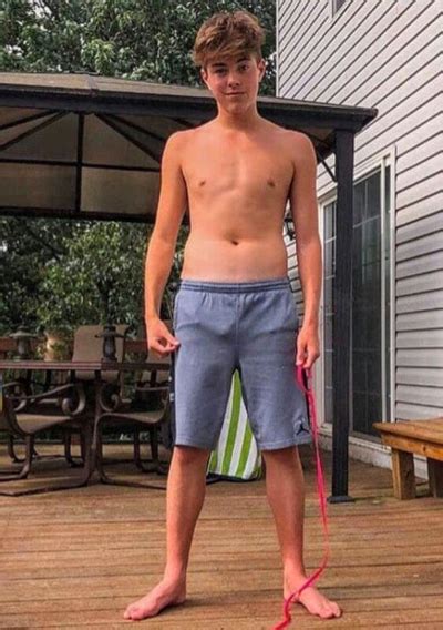 Jeremy hutchins naked. How old is Jeremy Hutchins? Jeremy Hutchins was born on 19 April 2003 in Ohio. He is 18 years as of November 2021. The only child to his family, Jeremy holds Asian ancestry from his father Steve Hutchins and mother, Elza Hutchins. Girlfriend. On one of his videos in 2021, Hutchins disclosed that he is the only “single” person in his friends ... 