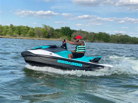  Blue Water Boat Rentals offers tourists an