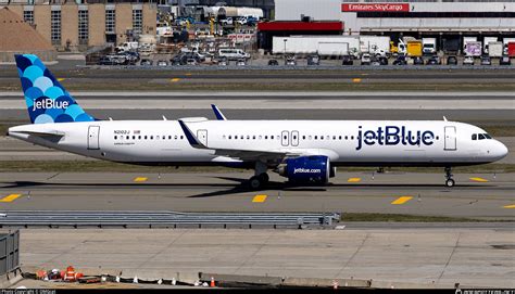 The national JetBlue Airways flight B62102 / JBU2102 departs from Fort Lauderdale [FLL], United States and flies to John F. Kennedy, New York [JFK], United States. The estimated flight duration is 2:56 hours and the distance is 1722 kilometers. Departure is today 10/15/2023 at 16:21 EDT at Fort Lauderdale Hollywood from Terminal 3 Gate --.. 