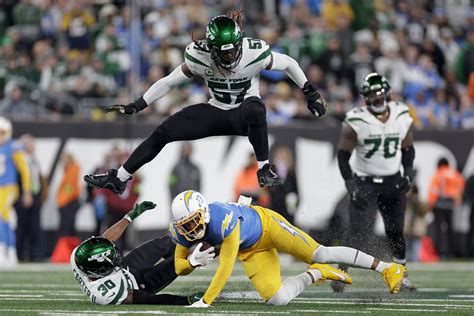 Jets’ defense remains a steady, playmaking force while the offense struggles to find its way