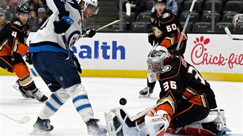 Jets leading scorer Kyle Connor returns to Winnipeg to have knee injury reevaluated