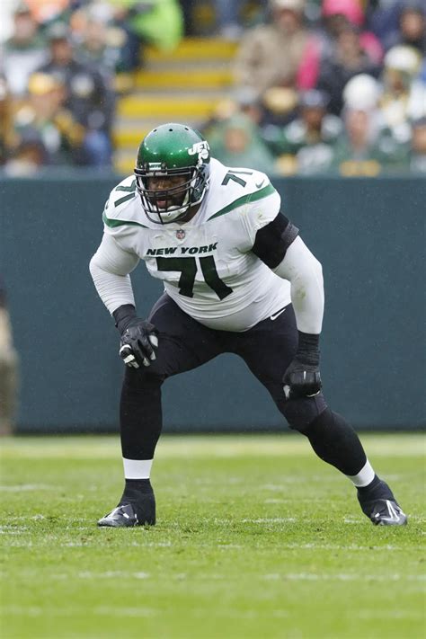 Jets place left tackle Duane Brown on injured reserve with a hip injury