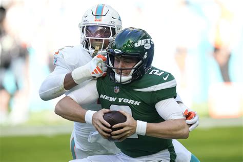 Jets quarterback Zach Wilson leaves game vs. Dolphins with a head injury