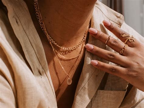Jul 20, 2023 · 36 Fine Jewelry Brands Worth Investing In From 14k icons to direct-to-consumer disrupters, these jewelers will brighten your day. By Justine Carreon , Dale Arden Chong and Madison Rexroat ... 