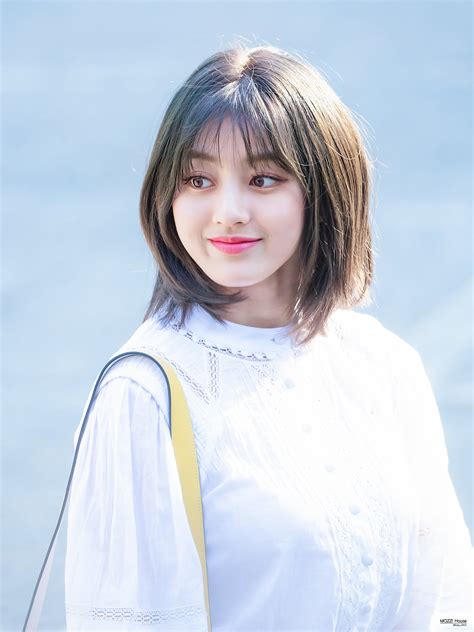 TWICE 's Jihyo is a gorgeous beauty, known for her big eyes and a bright smile! While most fans are familiar with her incredible features, Jihyo recently talked about a facial feature of hers that many probably don't know about, and shared how she's highlighting it for their "Alcohol-Free" era! TWICE recently uploaded a behind-the .... 