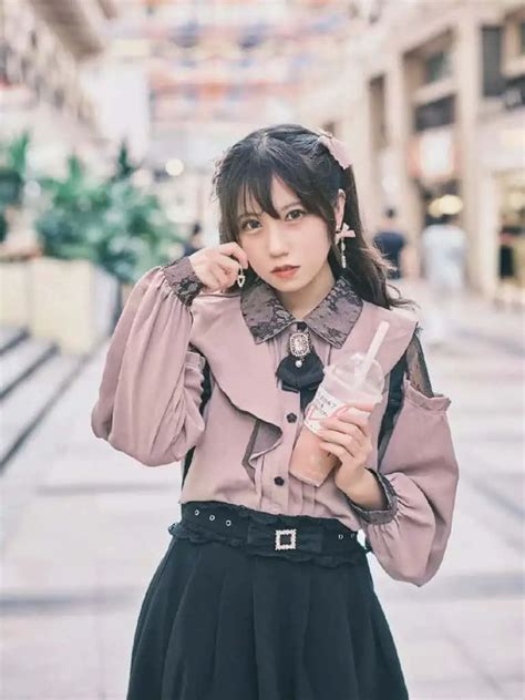 Jirai kei. Jirai Kei (Landmine Style) Jirai Kei( 地雷系/じらいけい ) is a currently trending j-fashion in TikTok, which can be literally translated into "landmine type/style." It's a very cute, girly, and feminine fashion style but with a little bit dark aesthetic. 