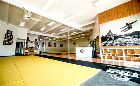 Jiu jitsu gyms. Experience the Difference at Identity Jiu-Jitsu: Beginner-friendly classes tailored for individuals new to Jiu-Jitsu. Experienced and passionate instructors guiding your journey. State-of-the-art facilities in the heart of Seattle's Chinatown. A diverse, supportive community focused on personal growth and self-improvement. Improved physical ... 