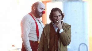 Joaquin Phoenix’in Joker’i yüzünü gösterdi LOG.
