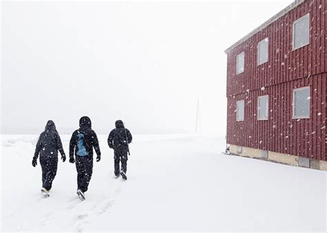 Jobs in svalbard. Environment of Svalbard. Svalbard is an Arctic, wilderness archipelago comprising the northernmost part of Norway. It is mostly uninhabited, with only about 3,000 people, yet covers an area of 61,020 square kilometres (23,560 sq mi). 