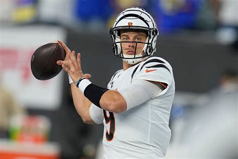Joe Burrow is active for Bengals’ game vs. Rams, throws during warmups