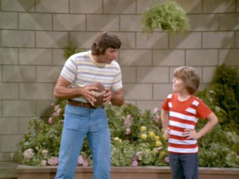 Joe namath on the brady bunch. Cindy secretly helps to arrange Joe Namath's visit by writing the star quarterback and claiming that Bobby is deathly ill. Bobby learns of Cindy's plan only when Namath comes to visit and he plays along. Joe is not angered and even offers to throw some passes with Bobby and his friends before he leaves. This week's episode: "Mail … 