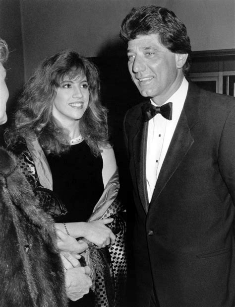 Joe namath second wife. Namath earned most of his wealth from playing in the AFL and NFL for the New York Jets for most of his football career. In 1965, Joe signed with the New York Jets for a then-record $427,000 over three years. He opened several bars under the name Broadway Joe’s in Tuscaloosa and NYC. 
