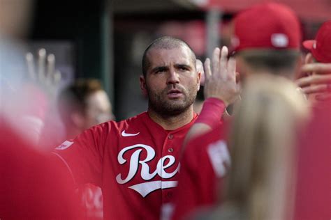 Joey Votto placed on the 10-day injured list by Reds with shoulder discomfort