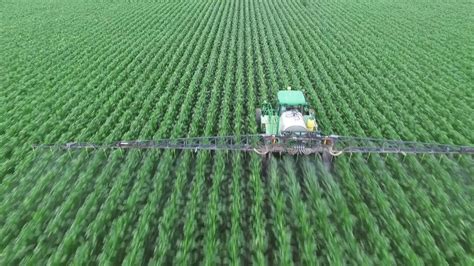 John Deere 4720 Sprayer spraying Corn Field - YouTube