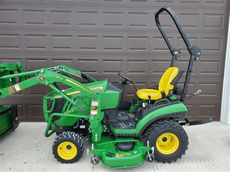John Deere 1025R Specs. The 1025R balances power and size perfectly to help with all your smaller-end tasks. With 23.9 HP, a hydrostatic transmission, and standard 4WD, it pushes forward through multiple terrains and conditions. Cruise control comes standard on the 1025R and has a Category 1 hitch type. The ergonomic seat design allows for .... 