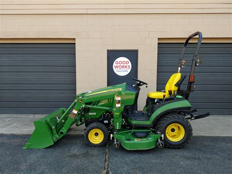 The John Deere 1025r is a dependable, workhorse of a tractor. It's not the most powerful tractor on the market, but it comes with two-stage hydrostatic transmission and an easy-to-use joystick control system. ... The tractor features an ergonomic seat with armrests, and a 23-horsepower diesel engine. A tiller is available for this machine .... 