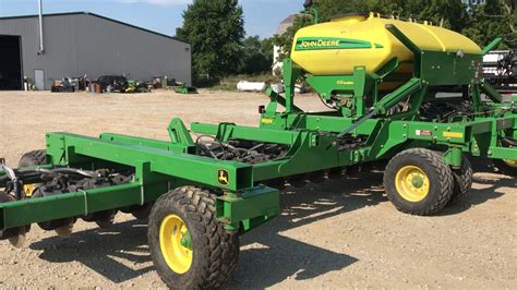 2009 John Deere 1990. 30 FT 15 INCH, WITH ELECTRONIC POPULATION RATE CONTROL, METERS HAVE WHITE ROLERS, LOAD LIGHTS, FACTORY SPARE TIRE MUNTED ON FRAME HAS NEVER BEEN USED, JOHN DEERE COMPUTER TRAK 350 MONITOR INCLUDED, DRAW BAR HITCH CAT 4, OPEN CENTER HYDRAULIC KIT, BLADES AND BOOTS IN GOOD CONDITION, ONE OWNER LOW ACRES AND IN EXCELLANT SHAPE ALWAYS KEPT INSIDE Extended wear seed boot .... 