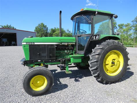 Wheelbase: 102 inches. 259 cm. John Deere 2955 Weight. Shipping: 8,186 lbs. 3713 kg (2WD ROPS) 8,809 lbs. 3995 kg (2WD cab). 