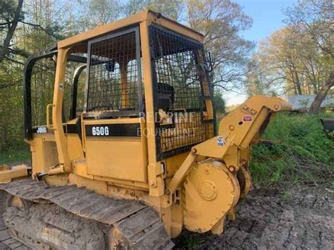 Operating Weight: 9600–10 198 kg (21,165–22,484 lb.) Track on Ground: 2 626 mm (103 in.) ... John Deere small dozers host many improvements made to simplify .... 